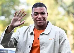 本泽马重伤倒地，多特蒙德全队围拢祈祷，场面感人的简单介绍