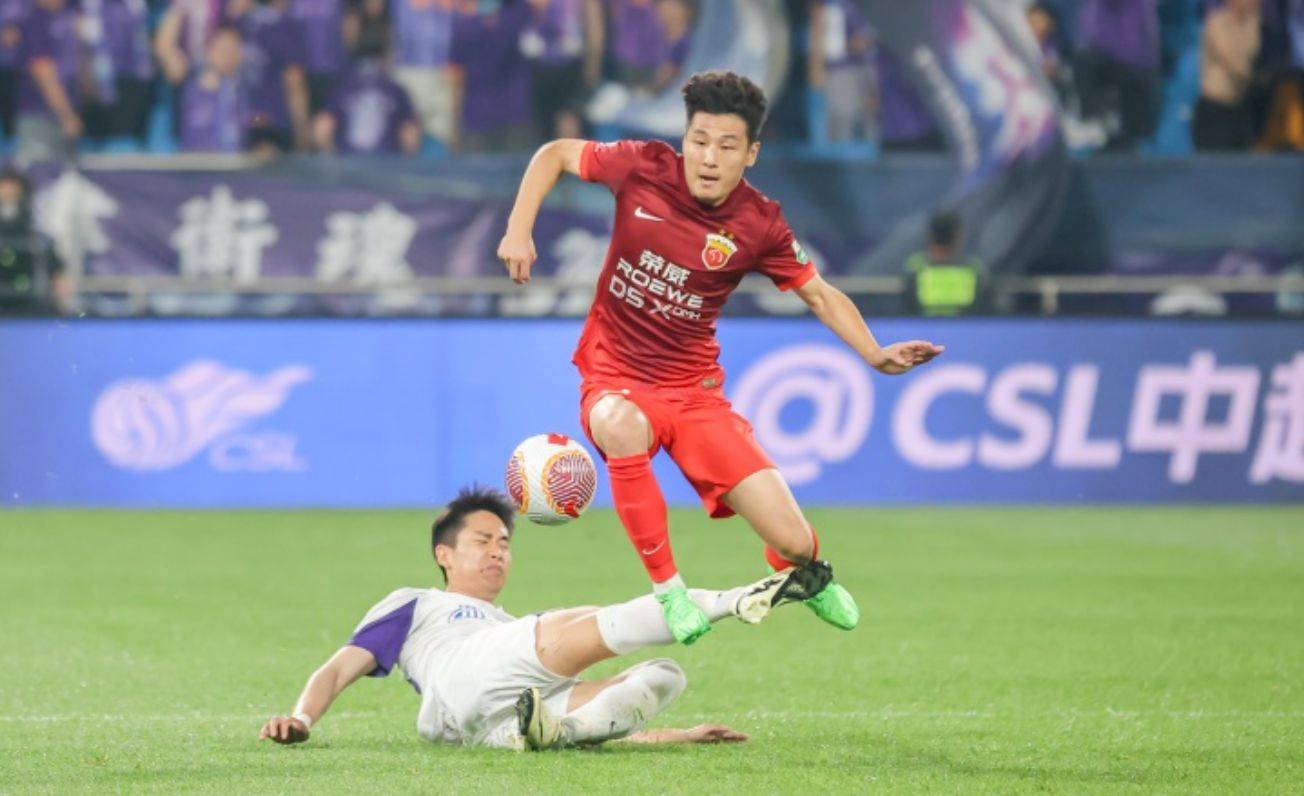 哈兰德遭遇争议红牌，武磊乘势反超比分完成逆转的简单介绍