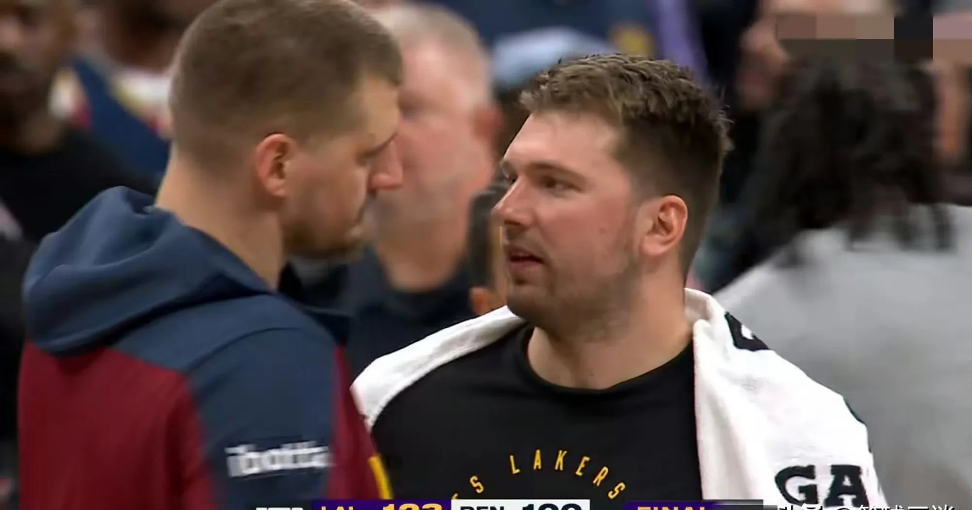 东契奇巅峰对决，阿扎伦卡与40激战巴塞罗那分钟，关键助攻胜负难料！的简单介绍